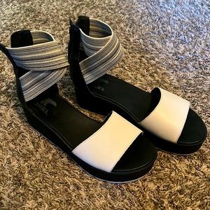 White and Black Sorel Chunky Strappy Size 8.5 Womens Heels